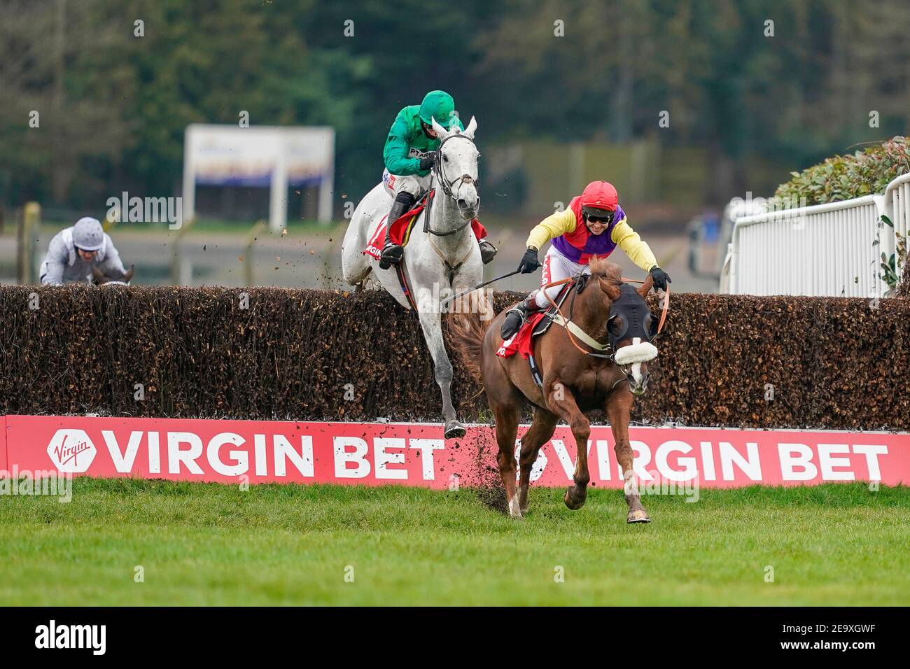 Native River geritten von Richard Johnson (rechts) klar die letzte, die Virgin Bet Cotswold Chase auf Sandown Park Racecourse, Esher zu gewinnen. Bilddatum: Samstag, 6. Februar 2021. Stockfoto