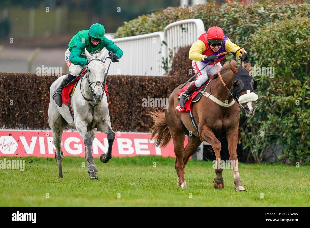 Native River geritten von Richard Johnson (rechts) klar die letzte, die Virgin Bet Cotswold Chase auf Sandown Park Racecourse, Esher zu gewinnen. Bilddatum: Samstag, 6. Februar 2021. Stockfoto