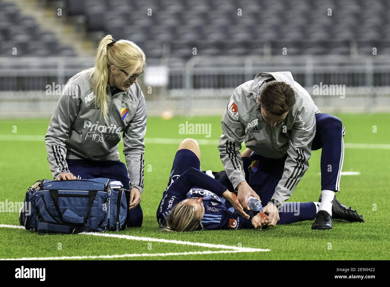 Fanny lang (#13 Djurgarden) wird während des Halbfinales der Volkswagen Stockholm Challenge zwischen Brommapojkarna und Djurgarden in der Tele2 Arena in Stockholm, Schweden, medizinisch behandelt Stockfoto