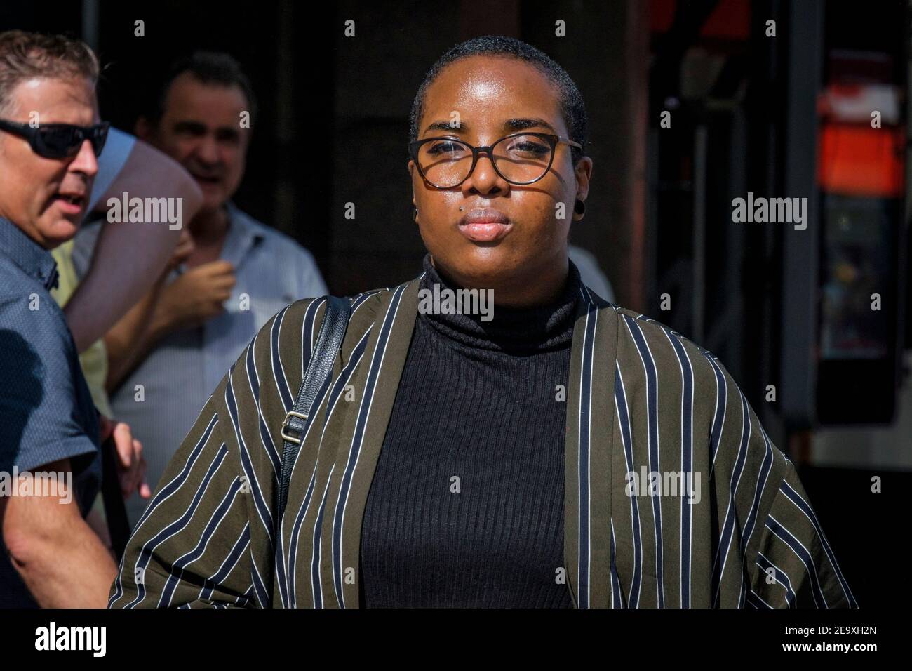 Afrikanisch-karibische Frau, 30s, kurze Haare, Brille, London UK. Stockfoto