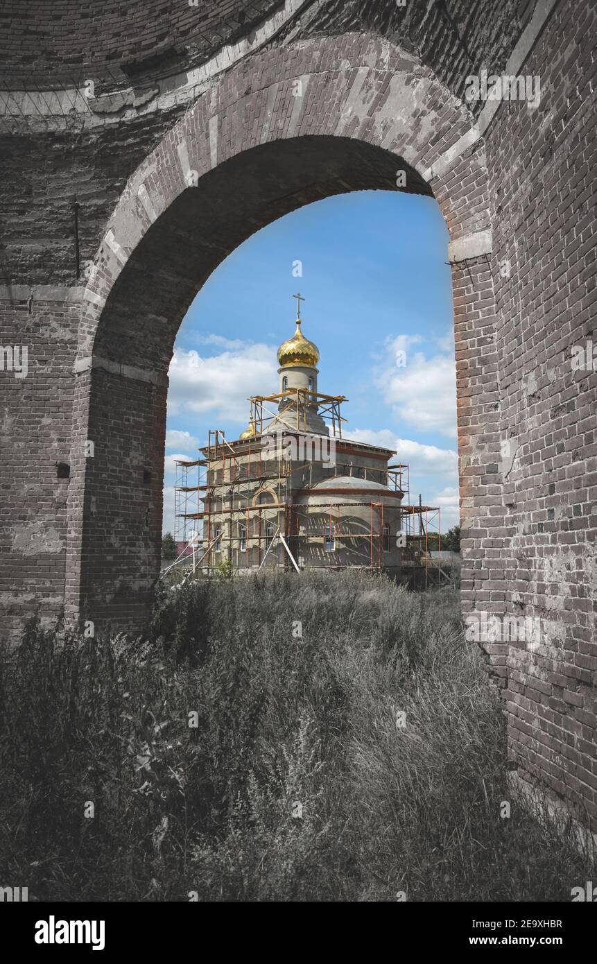 Sommer ländliche Szene mit dem Bau orthodoxe Kirche.Konzept der spirituellen Wiedergeburt. Stockfoto