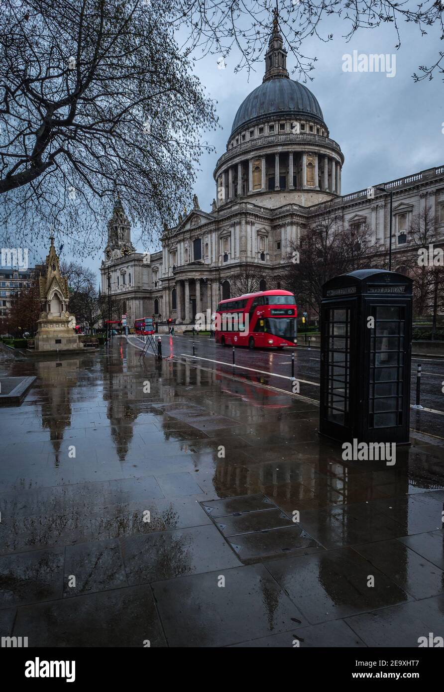 Ein roter Doppeldeckerbus fährt an der St. Paul's Cathedral vorbei und verlassene London während der Sperre. Stockfoto