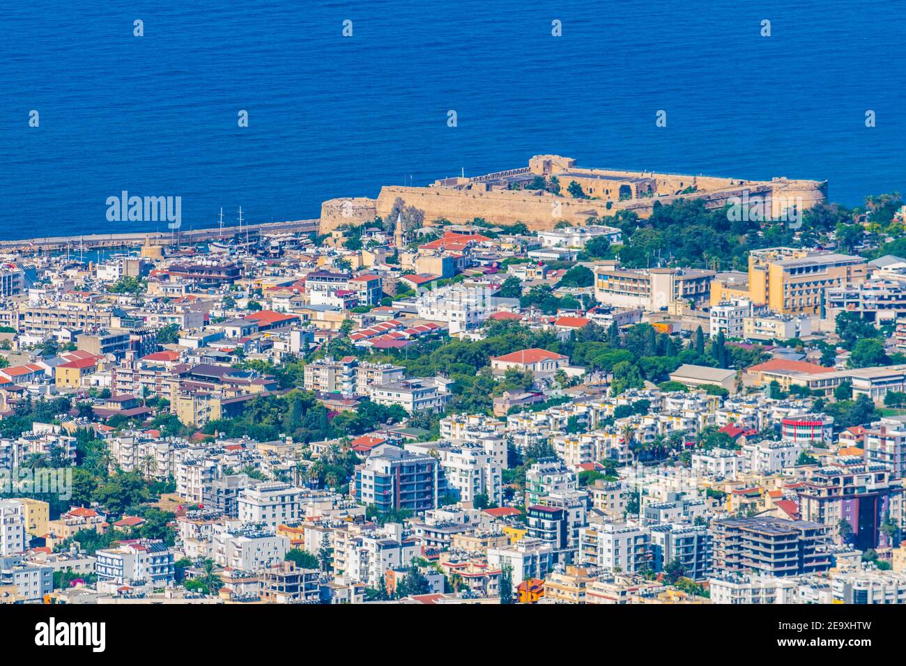 Kyrenia/Girne von der Burg St. Hilarion in Zypern aus gesehen Stockfoto