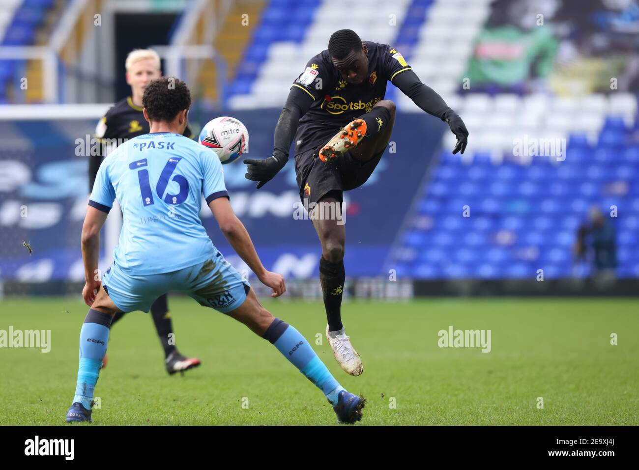 Coventry, Großbritannien. Februar 2021, 06th. Coventry, West Midlands, Großbritannien. 6th. Februar 2021; St Andrews Stadium, Coventry, West Midlands, England; English Football League Championship Football, Coventry City gegen Watford Watford; Ken Sema von Watford überquert den Ball an Josh Pask von Coventry Kredit: Action Plus Sports Images/Alamy Live News Kredit: Action Plus Sports Images/Alamy Live News Stockfoto