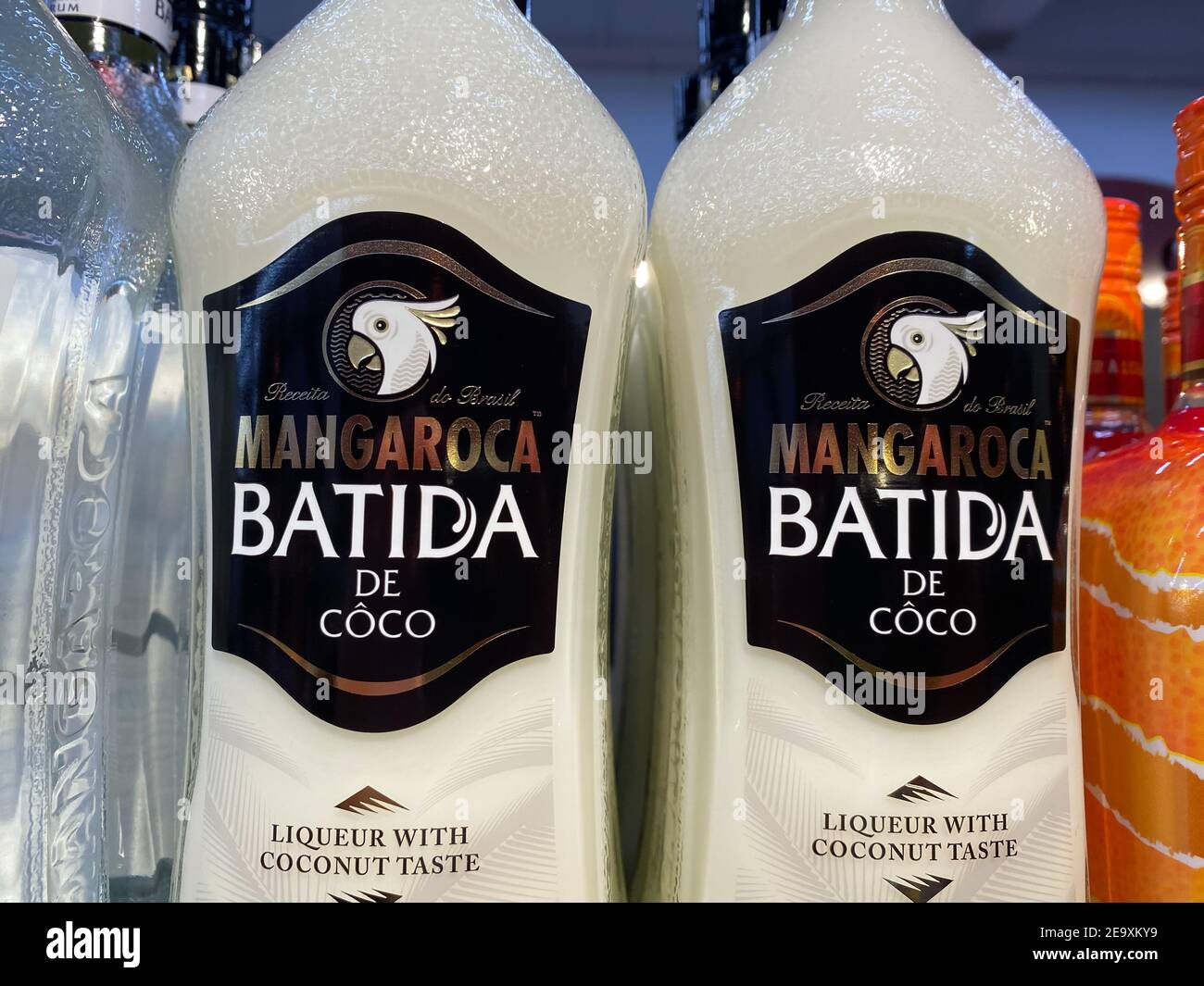 Viersen, Deutschland - Februar 3. 2021: Blick auf Flaschen batida de Coco  Kokosnusslikör im Regal des deutschen Supermarktes (Fokus auf Mitte der  Flasche Etikett le Stockfotografie - Alamy