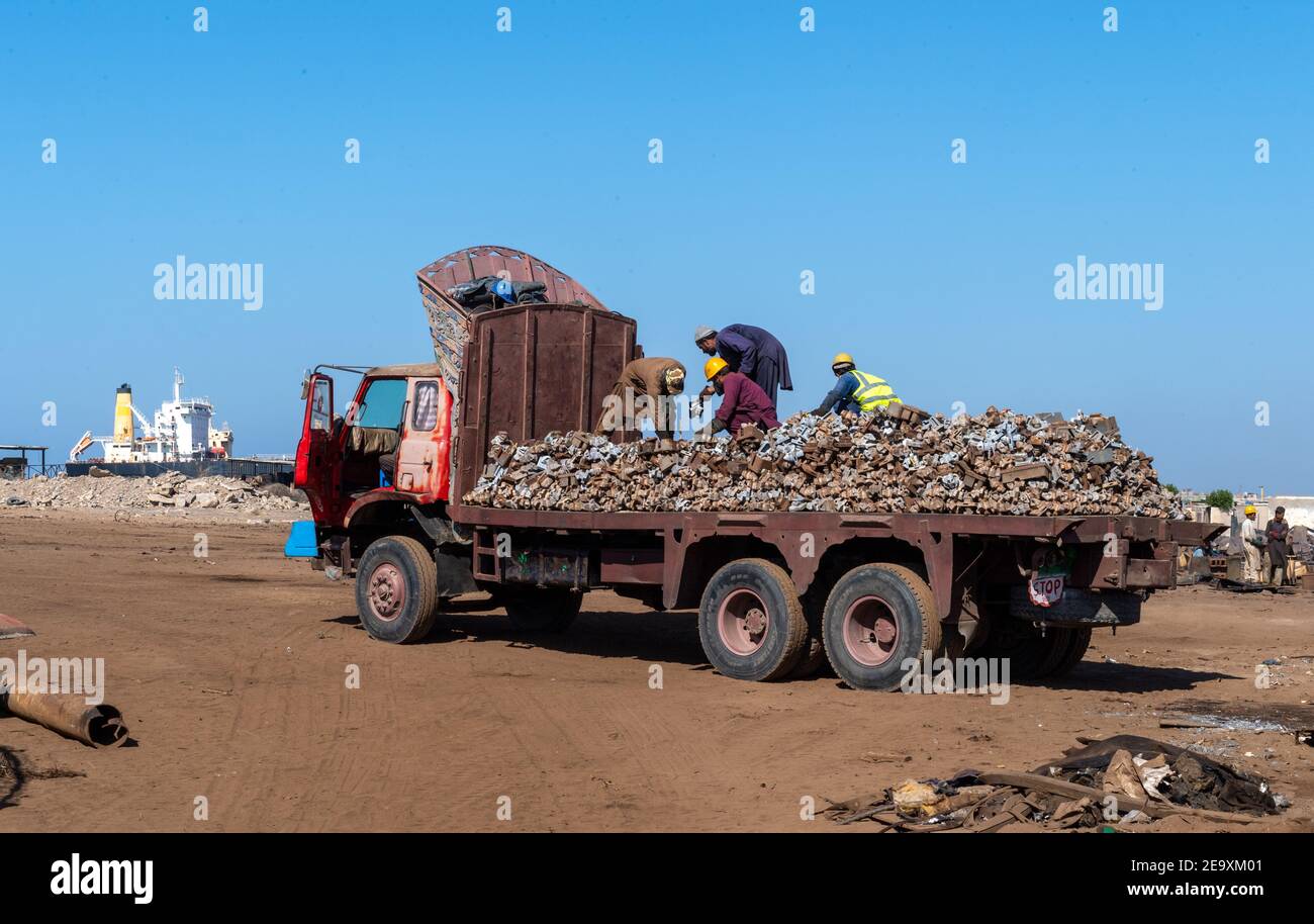 Arbeiter, die einen Lastwagen auf der Werft Gadani verladen, die sich an einem 10 km langen Strand in Balochistan, Pakistan, befindet. Stockfoto