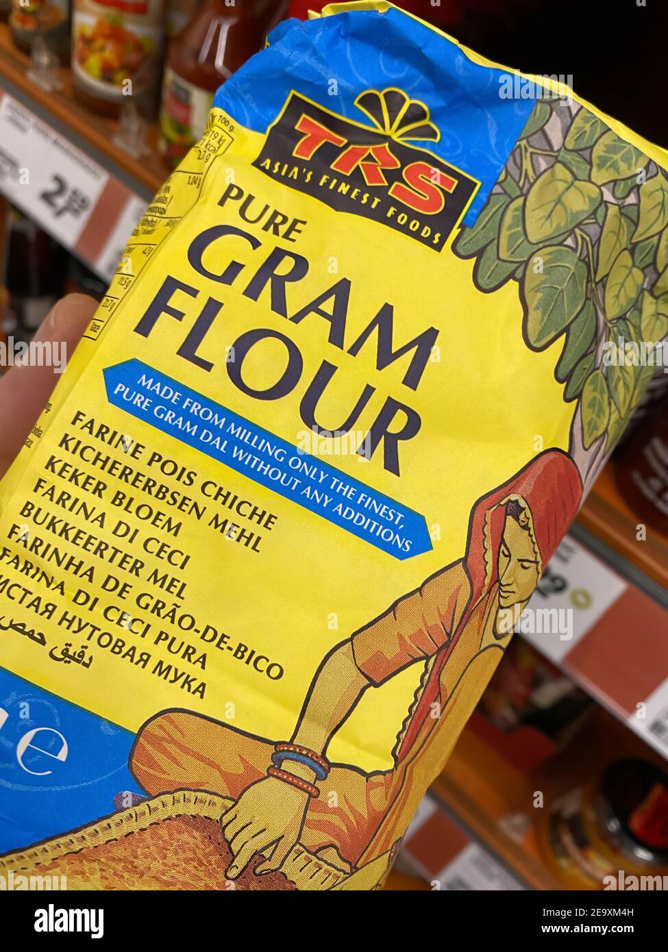 Viersen, Deutschland - Februar 3. 2021: Blick auf Paket TRS reines indisches Gramm Mehl im Regal des deutschen Supermarkts Stockfoto