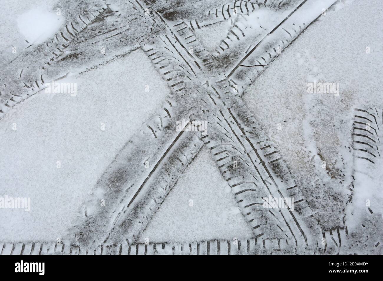 Schierke, Deutschland. Februar 2021, 06th. Im Schnee im Oberharz sind die Fahrspuren zu sehen. Ausflügler haben am Samstag den verschneiten Harz weitgehend gemieden und sich wegen der angekündigten Winterwetterextreme nicht unnötig in Gefahr gebracht. Quelle: Matthias Bein/dpa-Zentralbild/dpa/Alamy Live News Stockfoto