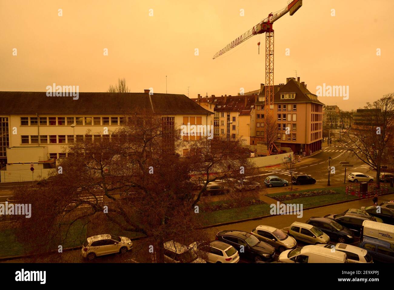 Ein Sandaufstieg aus der Sahara färbt diesen Samstag den ockergelb-orangenen Himmel in Straßburg und in einem Teil Frankreichs völlig.06. Februar 2021, in Straßburg Nordostfrankreich. Foto von Nicolas Roses/ABACAPRESS.COM Stockfoto