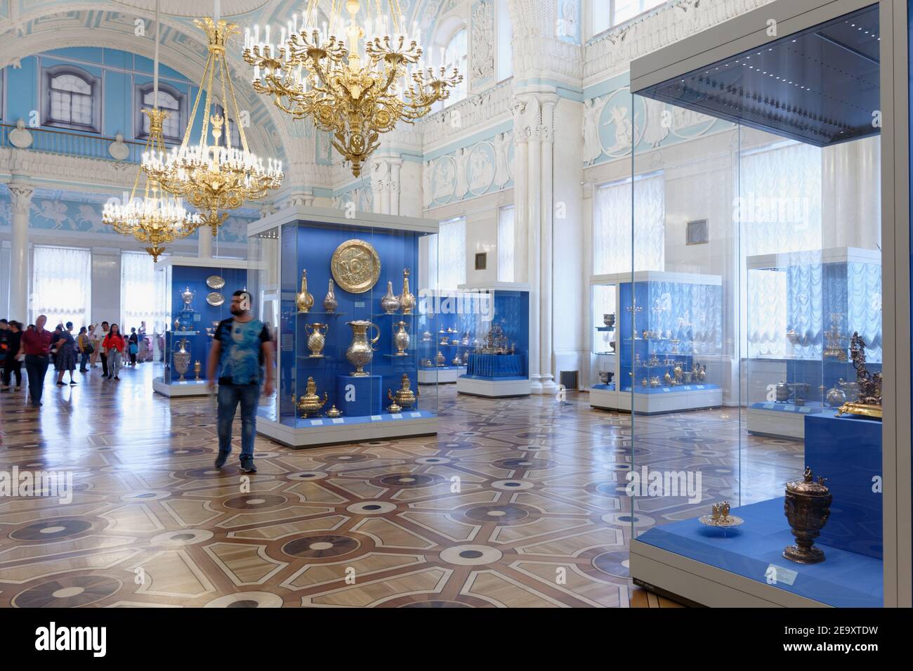 Menschen an der Sammlung von westeuropäischem Silber in der Alexander-Halle des Winterpalastes, der Staatlichen Eremitage Museum, St. Petersburg, Russland ausgestellt Stockfoto