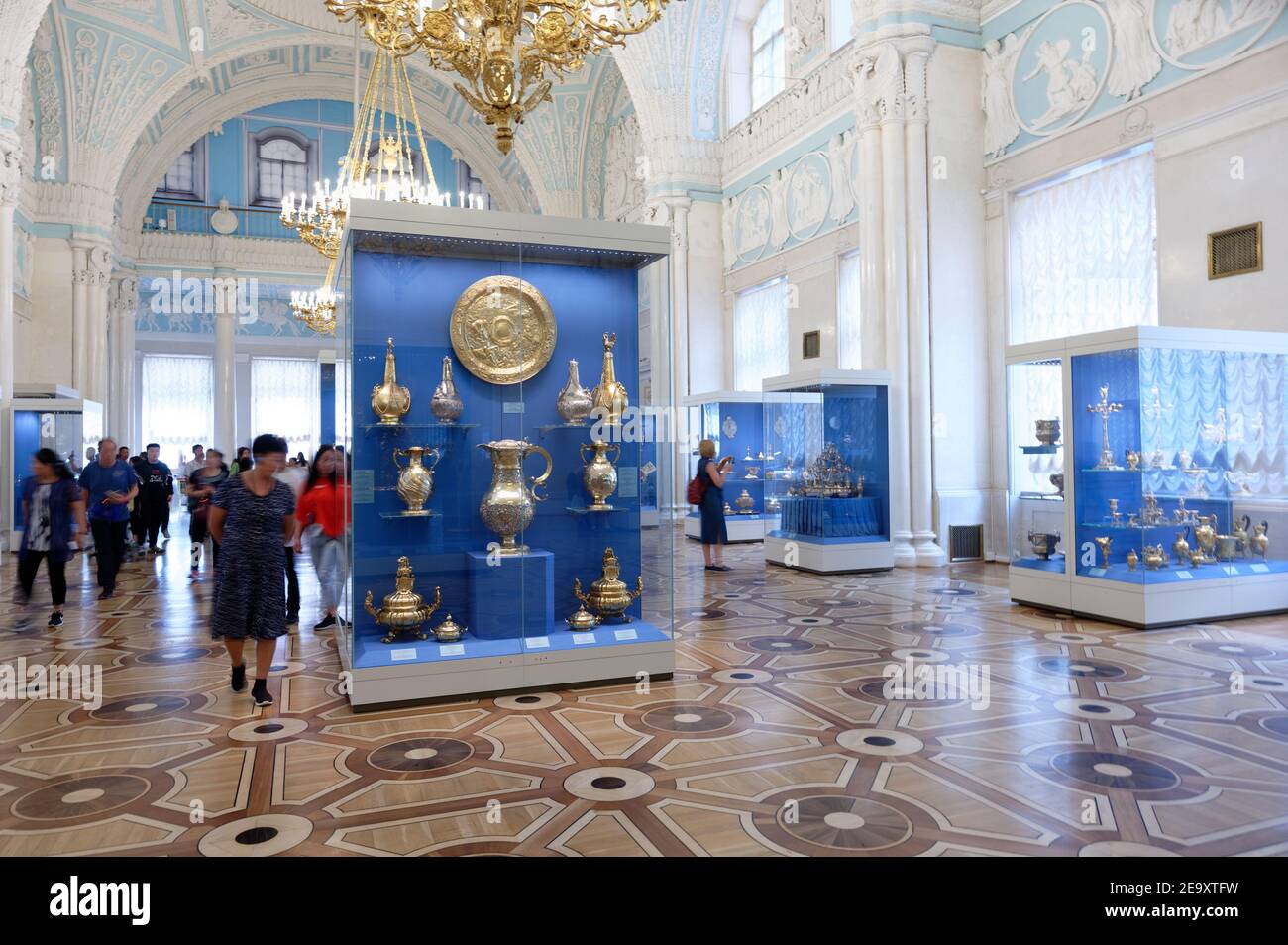 Menschen an der Sammlung von westeuropäischem Silber in der Alexander-Halle des Winterpalastes, der Staatlichen Eremitage Museum, St. Petersburg, Russland ausgestellt Stockfoto