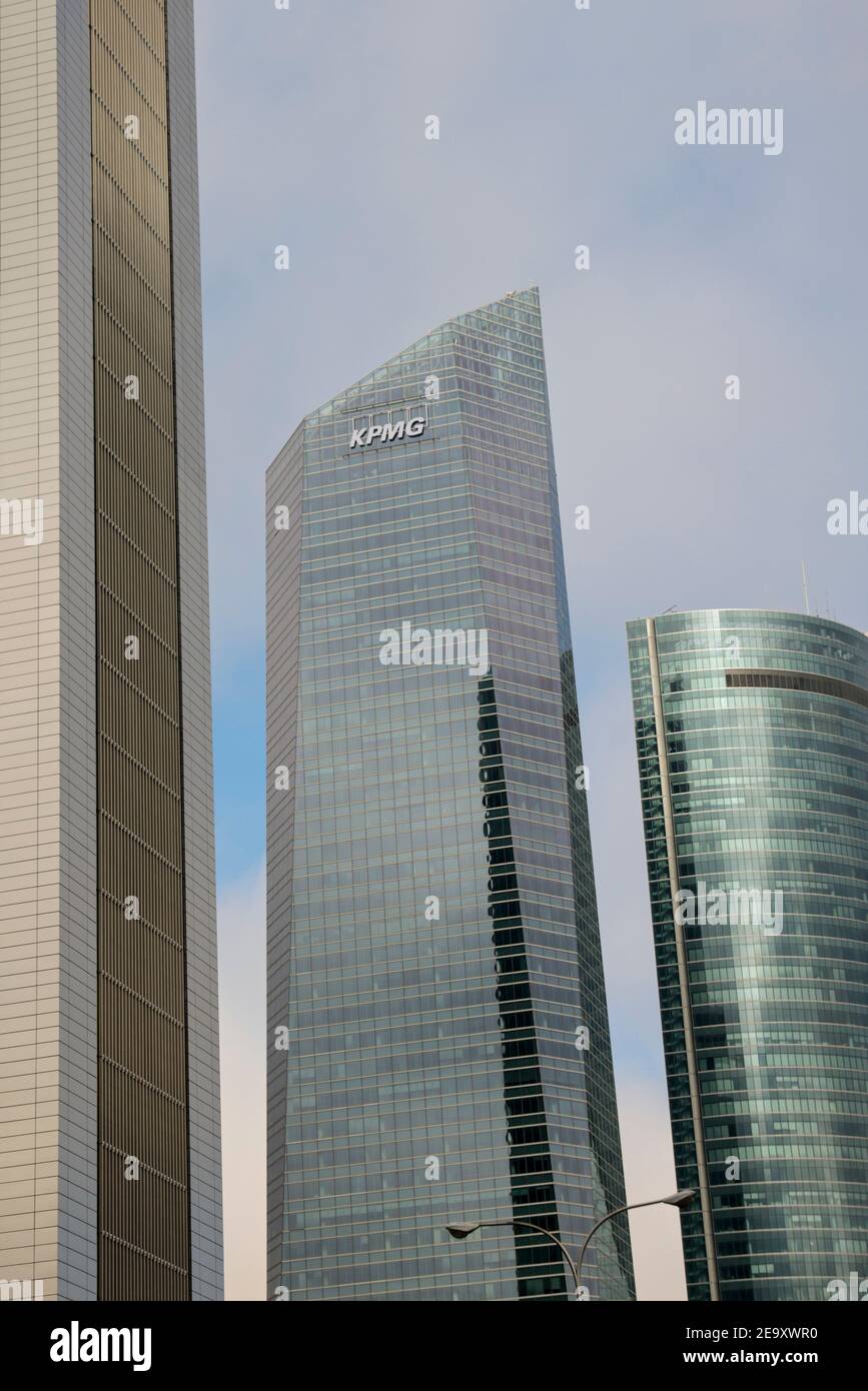 Unternehmensturm der Beratungsfirma KPMG im CTBA-Komplex am Paseo de la Castellana in Madrid, Spanien. Stockfoto