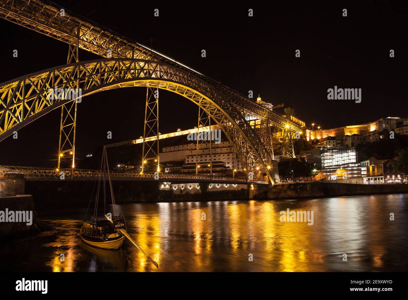 Luís i Brücke bei Nacht in Porto, Portugal. Stockfoto