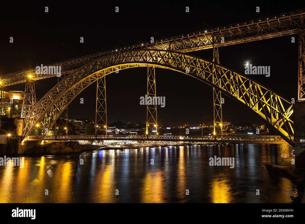 Ponte de Dom Luis I bei Nacht in Porto, Portugal. Stockfoto