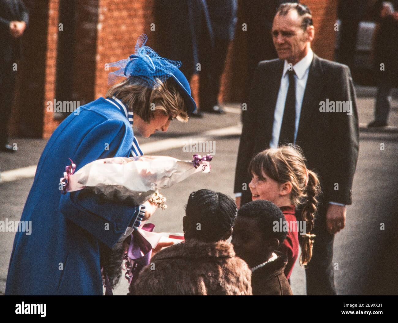 Ihre Königliche Hoheit Prinzessin Diana mit Kindern in Cardiff 27. März 1984: Während der Eröffnung der neuen Welsh National Opera Prosess Studios in Cardiff, Wales. Stockfoto