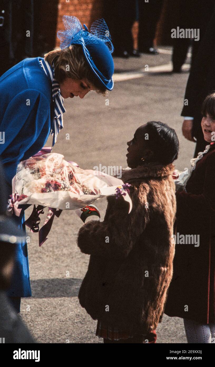 Ihre Königliche Hoheit Prinzessin Diana mit Kindern in Cardiff 27. März 1984: Während der Eröffnung der neuen Welsh National Opera Prosess Studios in Cardiff, Wales. Stockfoto