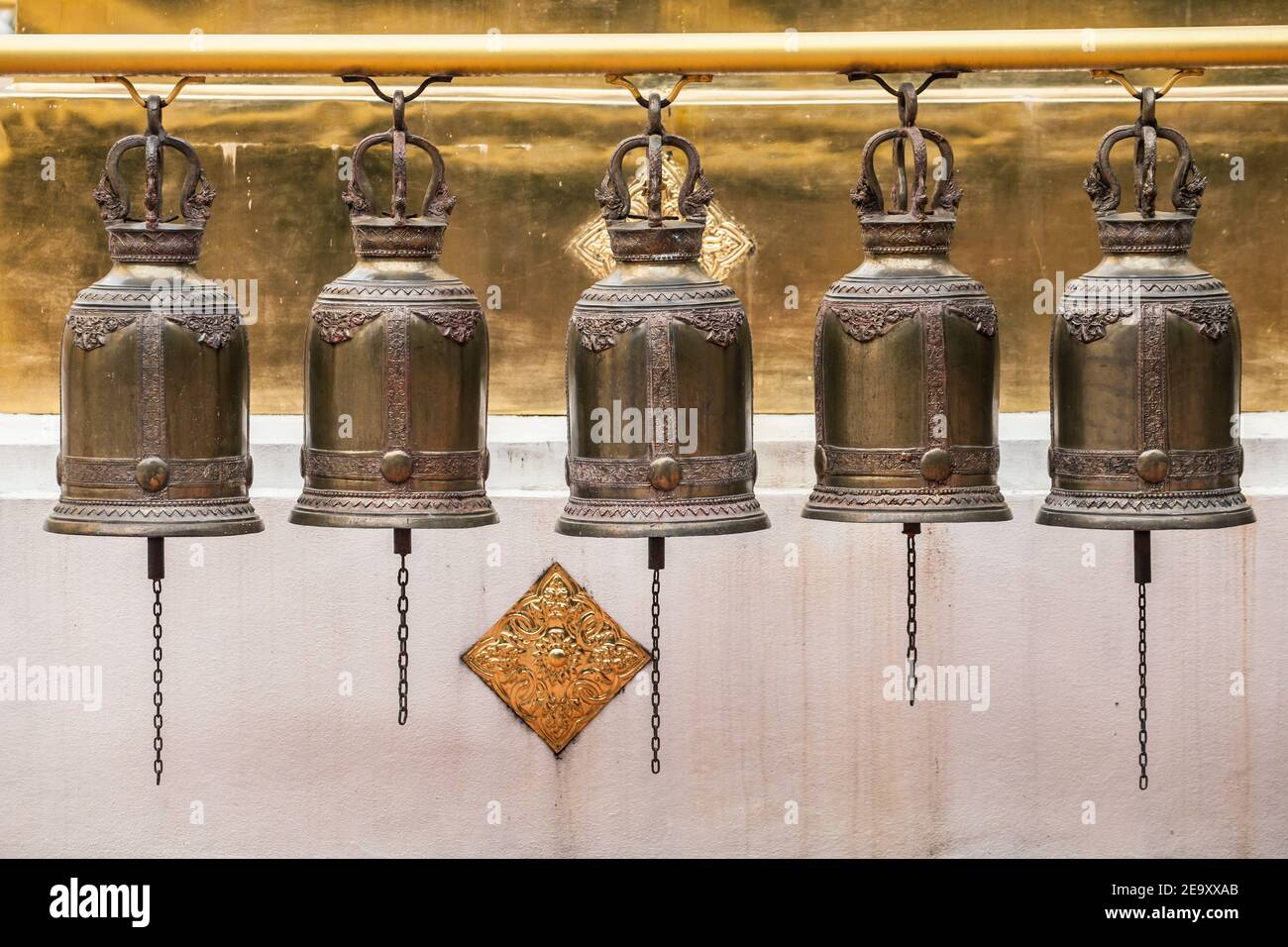 Buddhistische Glocken in der Nähe des Golden Chedi im Wat Phra Singh, Chiang Mai, Thailand. Stockfoto