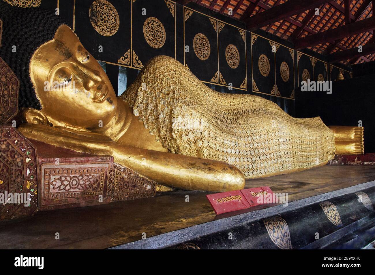 Liegender Buddha im Wat Chedi Luang, Chiang Mai, Thailand. Stockfoto