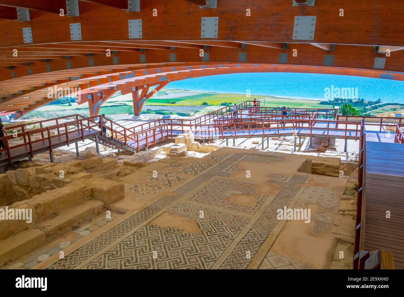 Ruinen eines alten Hauses mit schönen Bodenmosaiken im alten Kourion, Zypern Stockfoto