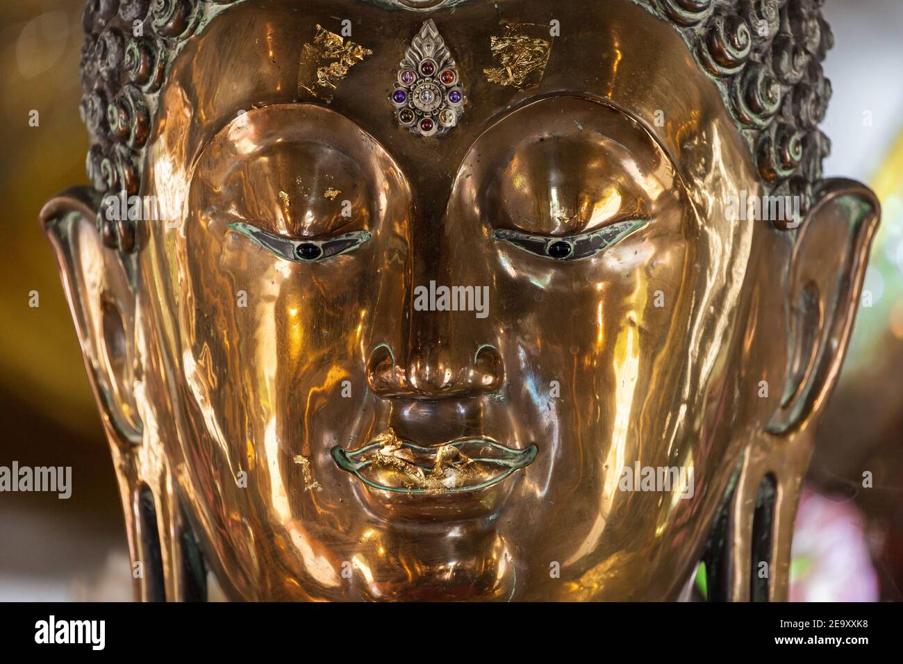 Goldenes Buddha Gesicht im Wat Inthakin Sadue Muang, Chiang Mai, Thailand. Stockfoto