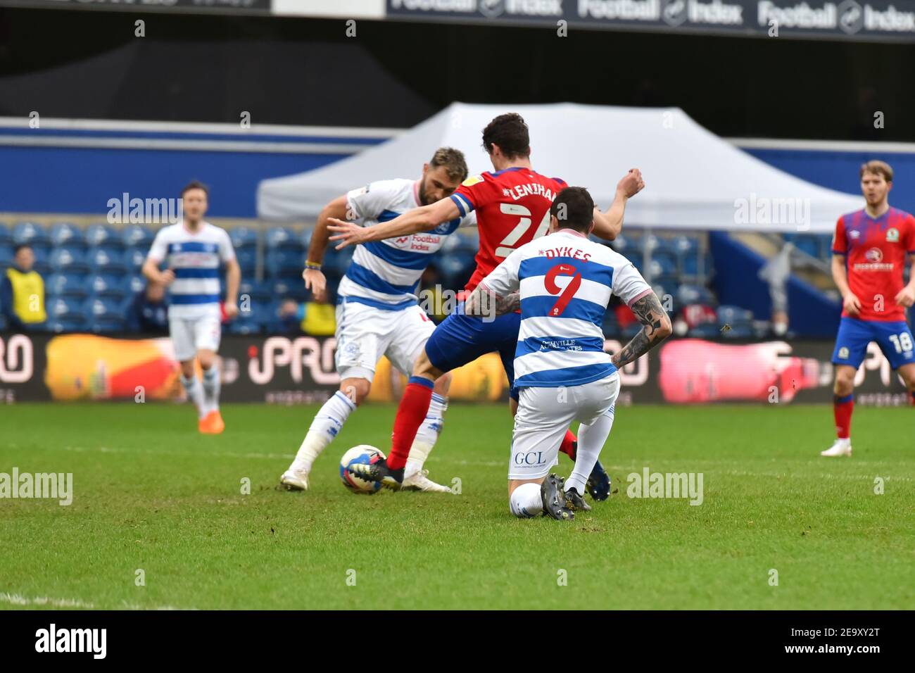 LONDON, ENGLAND. FEB 6th: Darragh Lenihan von Blackburn kämpft um den Besitz mit Charlie Austin und Lyndon Dykes von QPR während des Sky Bet Championship-Spiels zwischen Queens Park Rangers und Blackburn Rovers im Loftus Road Stadium, London am Samstag, 6th. Februar 2021. (Kredit: Ivan Yordanov, MI Nachrichten) Kredit: MI Nachrichten & Sport /Alamy Live Nachrichten Stockfoto