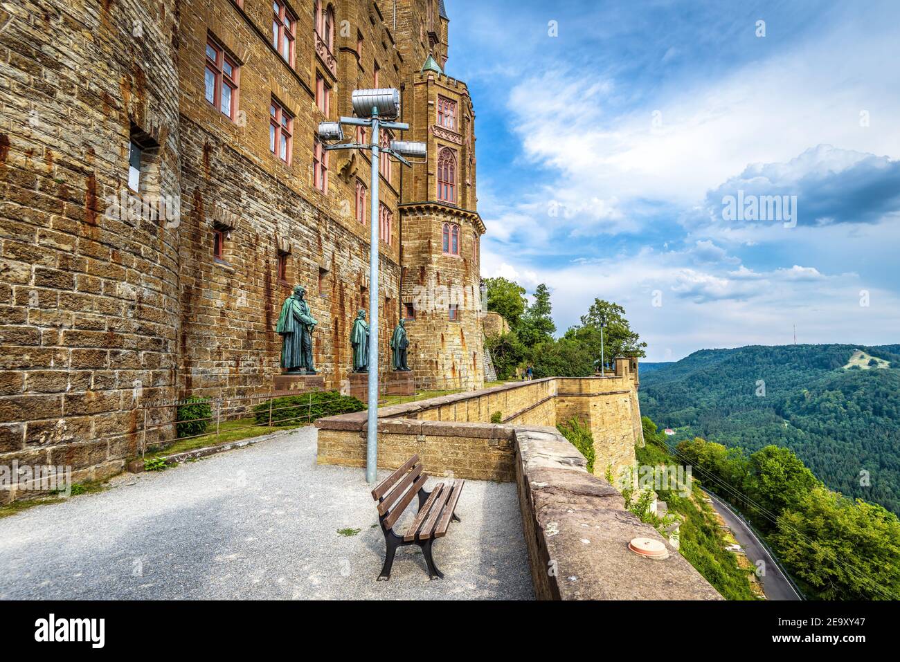 Burg Hohenzollern aus der Nähe, Deutschland, Europa. Dieses große Schloss auf der Bergspitze ist ein berühmtes Wahrzeichen in der Nähe von Stuttgart. Blick auf den starken deutschen Gothi Stockfoto