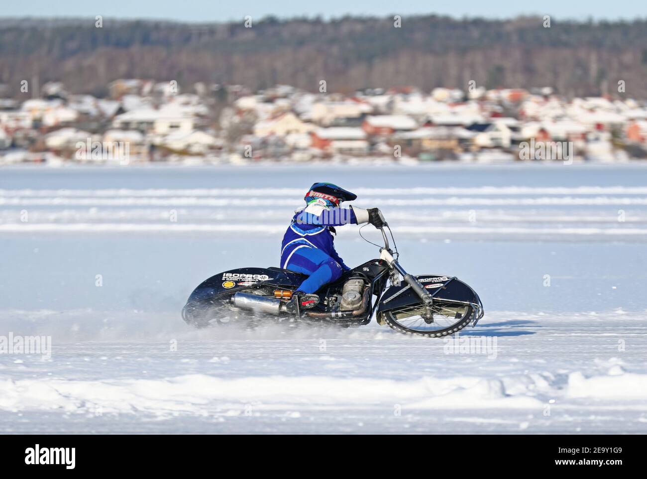 MOTALA, SCHWEDEN- 6. FEBRUAR 2021: Eisschnellweg in Knäppaviken am Borensee am kalten Samstag. Stockfoto