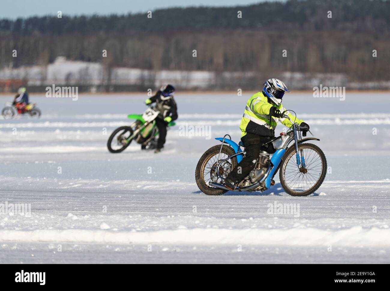 MOTALA, SCHWEDEN- 6. FEBRUAR 2021: Eisschnellweg in Knäppaviken am Borensee am kalten Samstag. Stockfoto