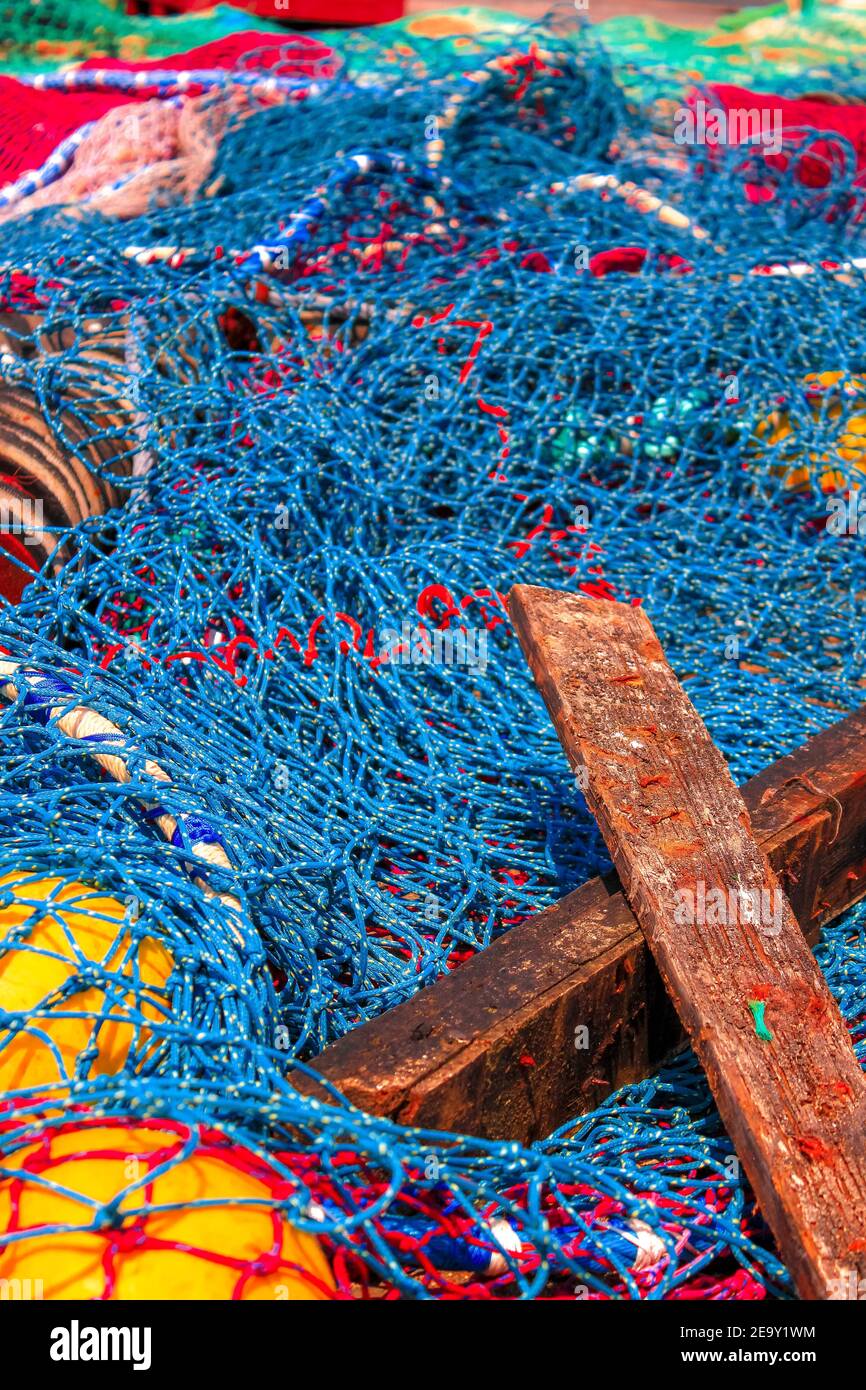 Rot-blaue Fischernetze, gelbe Bojen, starker Kontrast Stockfoto