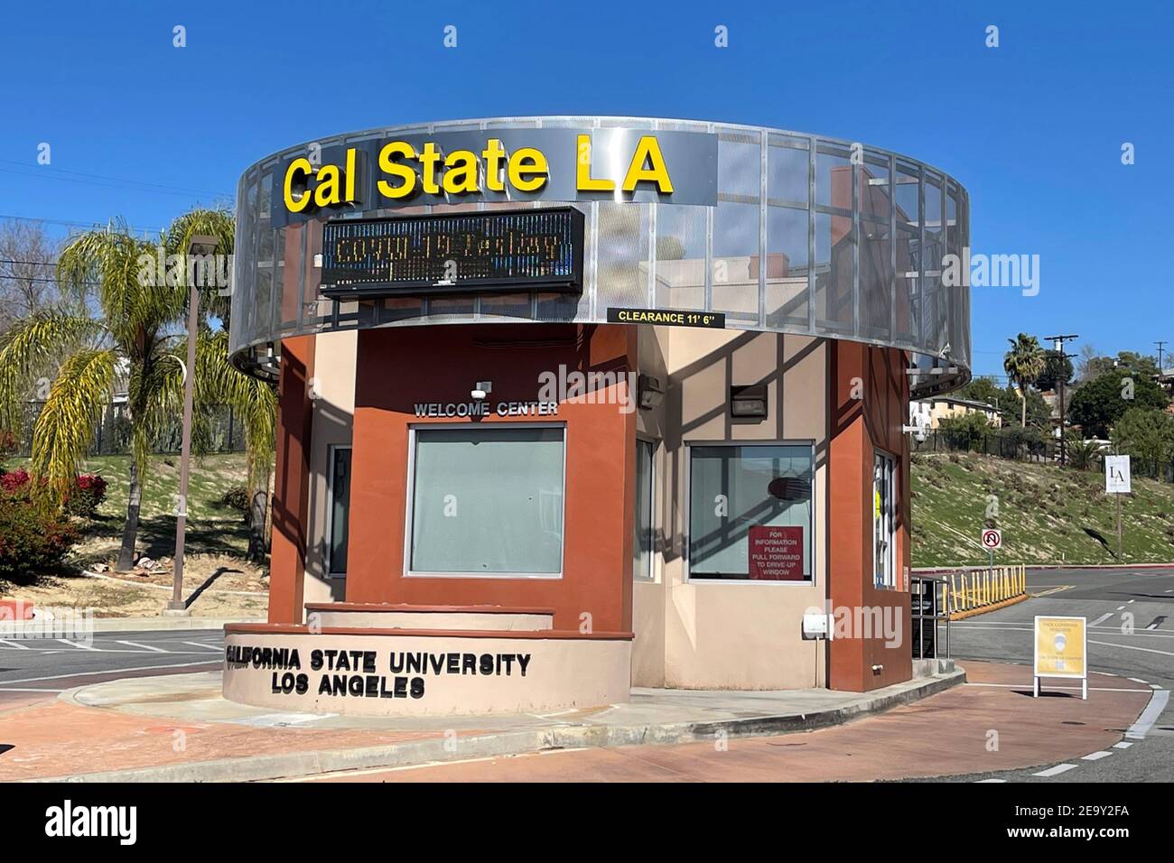 Eine COVID-19-Testnachricht am Informationsstand im Cal State LA, Freitag, 6. Februar 2021, in Los Angeles. Stockfoto