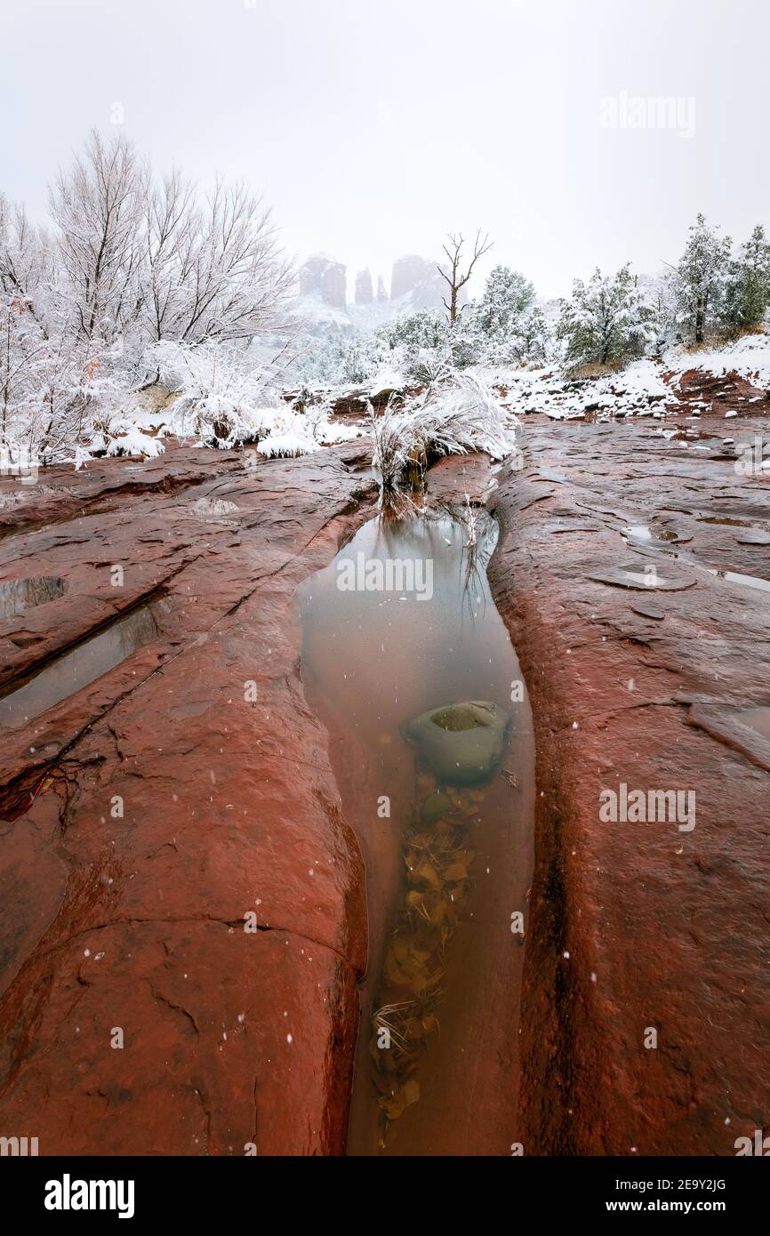 Winterschnee auf Cathedral Rock Sedona, Arizona Stockfoto