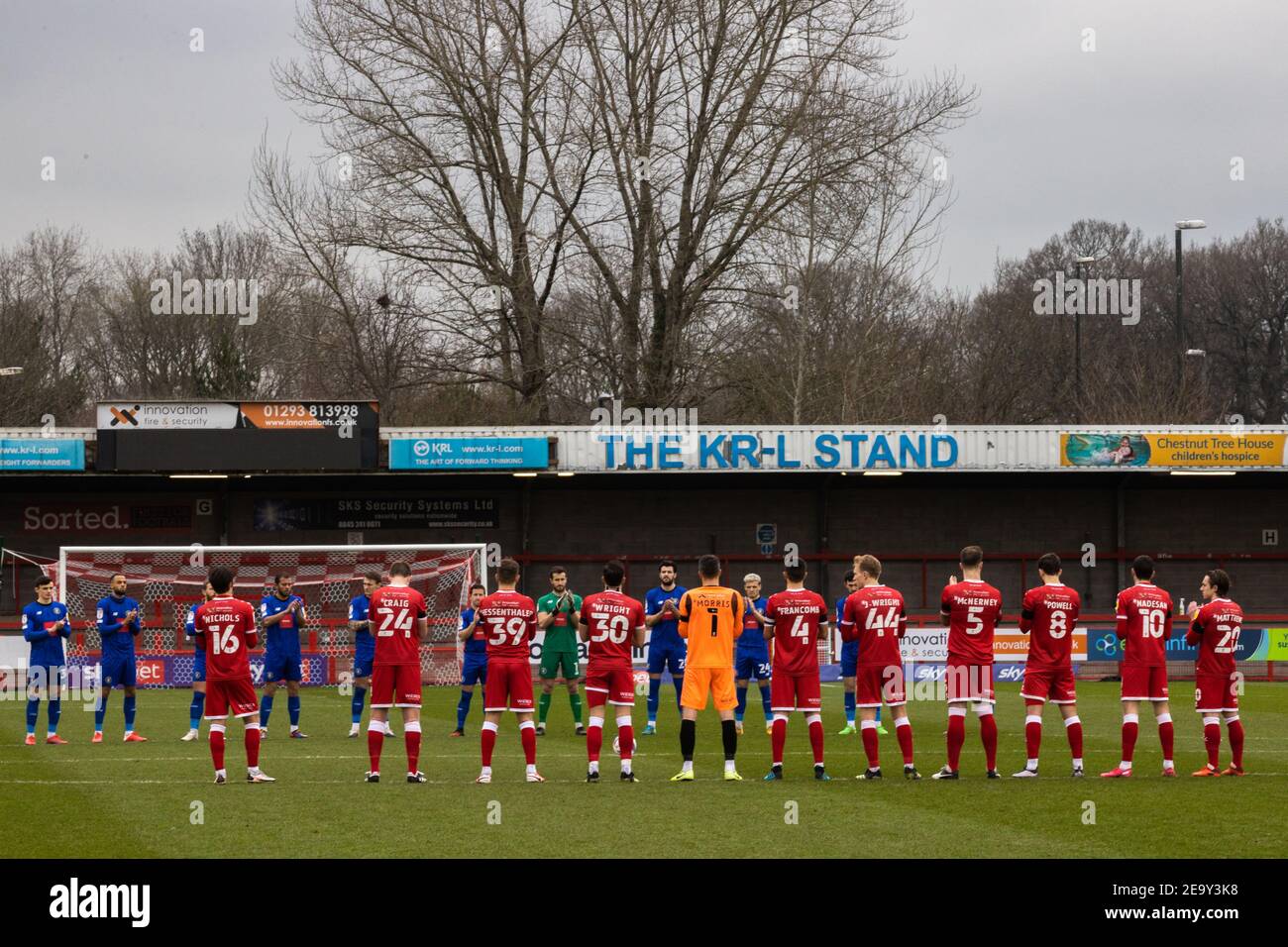 Crawley, Großbritannien. Februar 2021, 06th. Ein paar Minuten Applaus vor dem Anpfiff, um das Leben von Vic Marley & Captain Sir Tom Moore zu feiern. Crawley Town FC Spieler tragen auch schwarze Armbänder in Erinnerung an den ehemaligen Vorsitzenden des Club Vic Marley in Crawley, Großbritannien am 2/6/2021. (Foto von Jane Stokes/News Images/Sipa USA) Quelle: SIPA USA/Alamy Live News Stockfoto