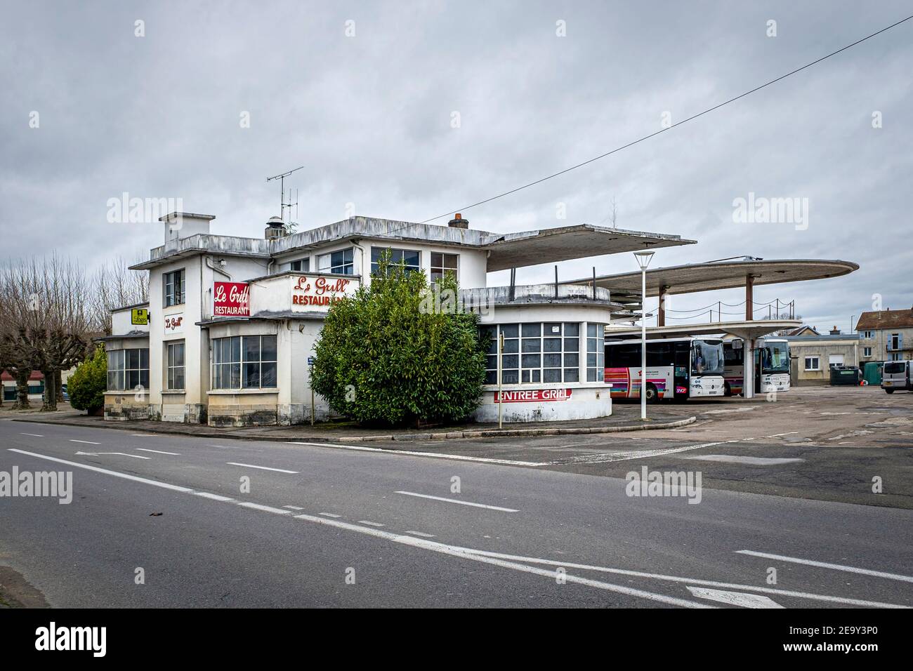 Busbahnhof im Art déco-Stil Avenue de Verdun, Gray, Frankreich Stockfoto