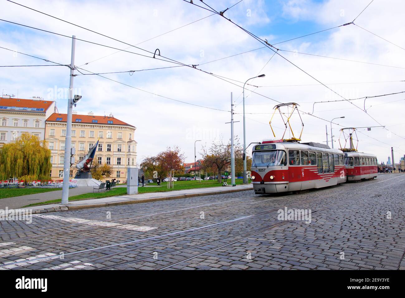 Gelb weiß und rot Straßenbahn in den Straßen von Prag. Traditionelle tschechische rote Straßenbahn Nummer 22 . Stockfoto