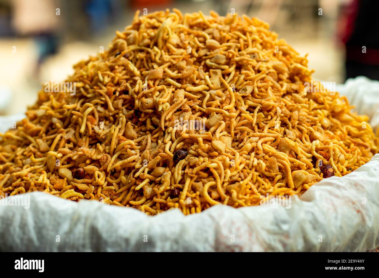 Dal Motte, Sev Namkeen, bhujia, Crispy Aloo Bhujia, Chanachur mit Nuss in einem ländlichen Markt zum Verkauf und auch als Junk-Food Stockfoto