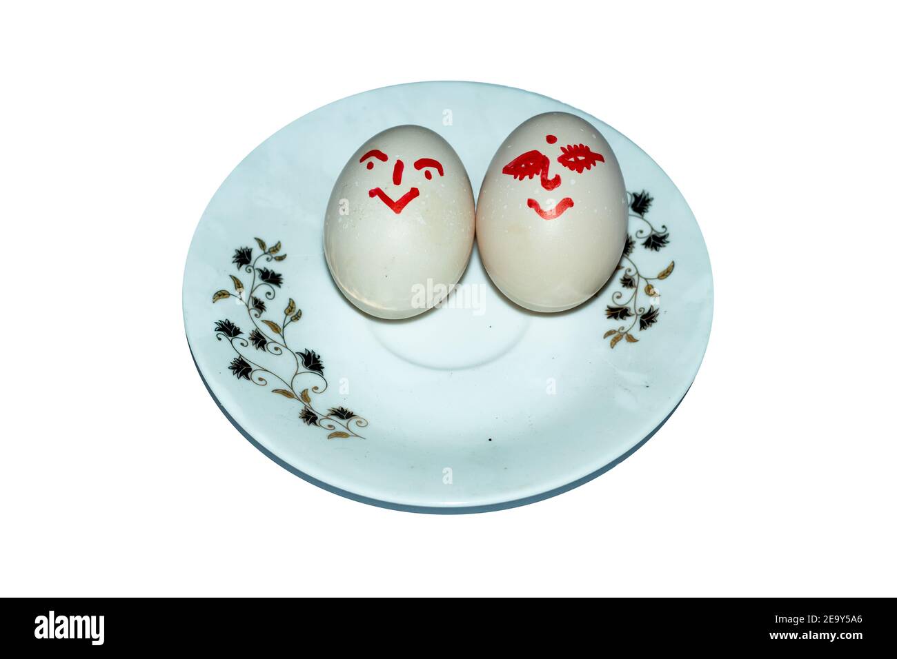 Zwei Gesicht Expression Overhead Schuss weiße Keramikplatte mit Ei Isoliert auf weißem Hintergrund Stockfoto