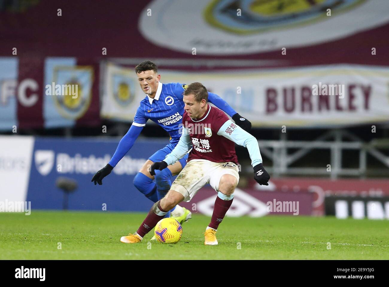 Burnley, Großbritannien. Februar 2021, 06th. Matej Vydra von Burnley schützt den Ball vor Ben White von Brighton & Hove Albion. Premier League Spiel, Burnley gegen Brighton & Hove Albion im Turf Moor in Burnley, Lancs am Samstag, 6th. Februar 2021. Dieses Bild darf nur für redaktionelle Zwecke verwendet werden. Nur redaktionelle Verwendung, Lizenz für kommerzielle Nutzung erforderlich. Keine Verwendung in Wetten, Spiele oder ein einzelner Club / Liga / Spieler Publikationen. PIC von Chris Stading / Andrew Orchard Sport Fotografie / Alamy Live News Kredit: Andrew Orchard Sport Fotografie / Alamy Live News Stockfoto
