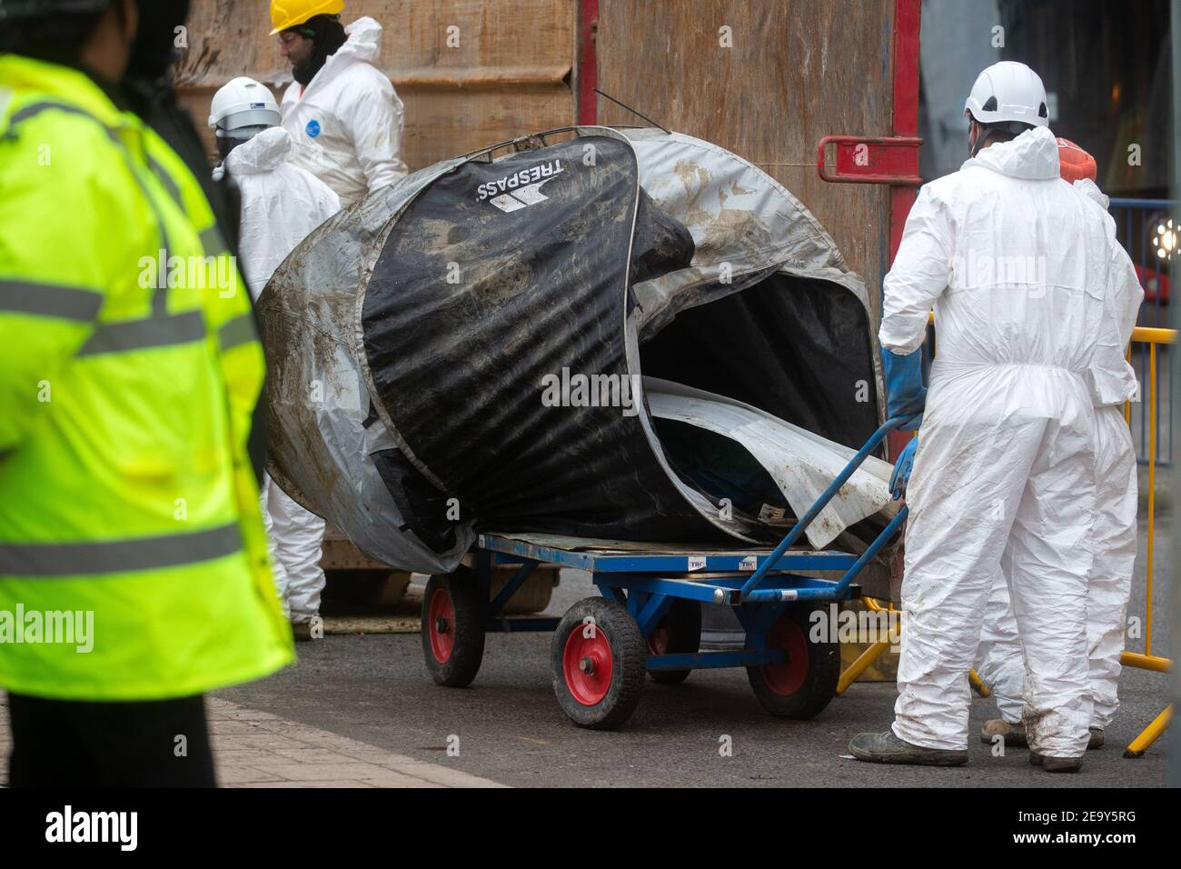 London, Großbritannien. Februar 2021, 6th. Das Zelt eines Protestierenden wird entfernt. Das Anti HS2 Extinction Rebellion Camp wird weiterhin von Gerichtsvollzieher (vom National Enforcement Team, NET, einer Tochtergesellschaft der High Court Enforcement Group) auf der Euston Station geräumt (um einen temporären Parkplatz zu schaffen). Alle oben genannten Demonstranten wurden geräumt und beginnen nun, um die Tunnel herum zu graben. In den unterirdischen Tunneln sind noch bis zu 7 Menschen. Kredit: Mark Thomas/Alamy Live Nachrichten Stockfoto