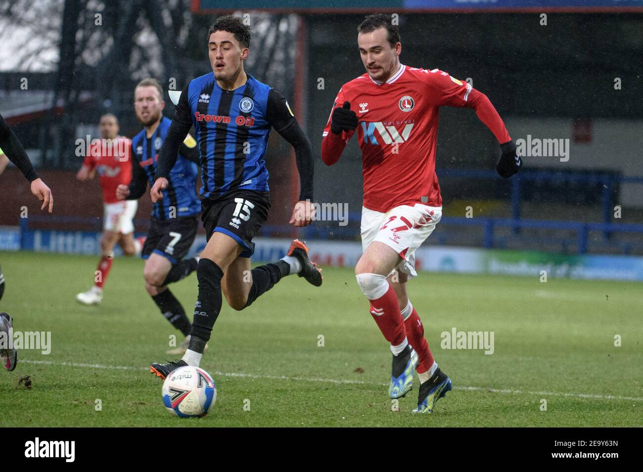 ROCHDALE, ENGLAND. FEB 6th: Liam Millar von Charlton Athletic FC macht einen Lauf unter Druck von Hayden Roberts von Rochdale AFC während des Sky Bet League 1-Spiels zwischen Rochdale und Charlton Athletic im Spotland Stadium, Rochdale am Samstag, den 6th. Februar 2021. (Kredit: Ian Charles, MI News) Kredit: MI Nachrichten & Sport /Alamy Live Nachrichten Stockfoto