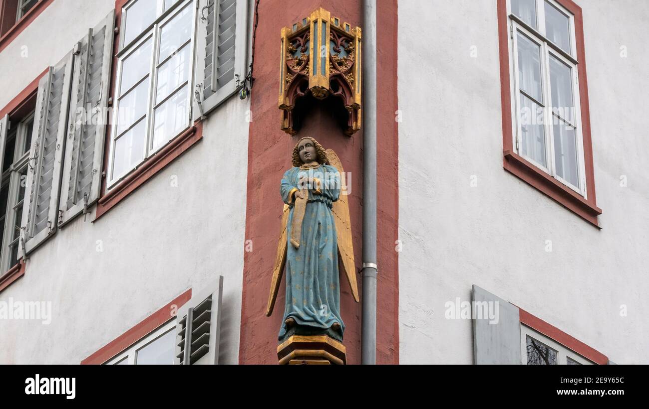 Schutzengel an der Fassade eines Stadthauses aus Die Perspektive eines Frosches Stockfoto