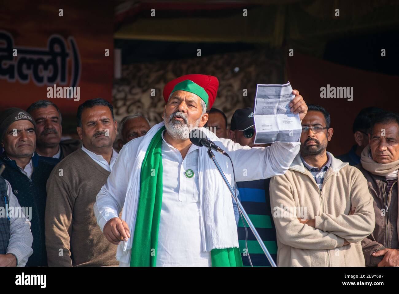 Rakesh Tikait, Sprecher der Bhartiya Kisan Union, sprach sich während der Demonstration an die Bauern an.die Bauern forderten, dass Straßen in ganz Indien blockiert werden, da die Proteste an der Grenze zu Ghazipur gegen das jüngste Agrargesetz der Zentralregierung fortgesetzt werden. Stockfoto