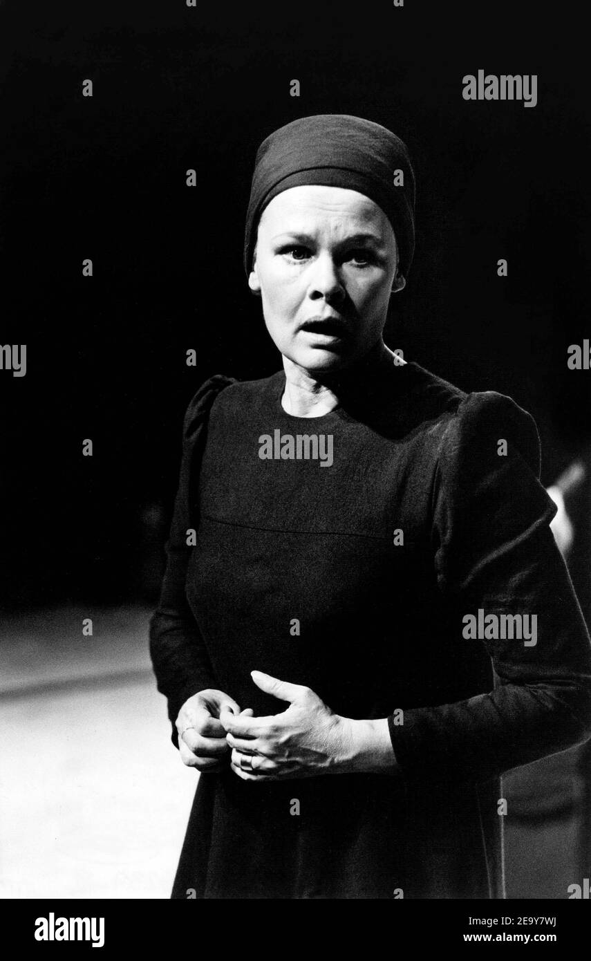 Judi Dench (Lady Macbeth) in MACBETH von Shakespeare bei der Royal Shakespeare Company (RSC), The Other Place, Stratford-upon-Avon, England 04/08/1976 Design: John Napier Beleuchtung: Leo Leibovici Regie: Trevor Nunn (c) Donald Cooper/PhotoStage photos@photostage.co.uk Ref/BW-P-327-9 Stockfoto