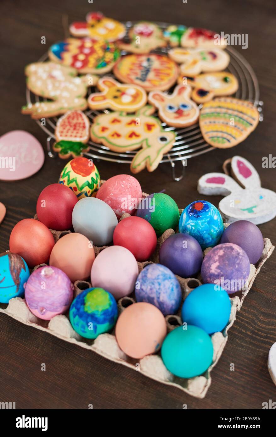 Nahaufnahme von Ostereiern und Lebkuchengebäck auf dem Tisch Vorbereitet für Osterferien Stockfoto