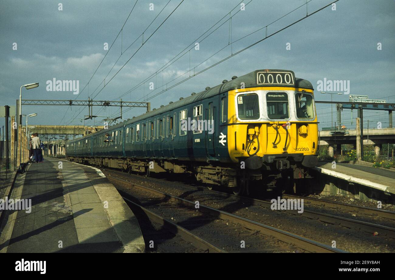 Elektrische Einheit der Klasse 312/2 in ganz blauer Lackierung, aufgenommen am Bahnhof Bescott in der Nähe der Kreuzung 9 der M6 Ende 1970s. Stockfoto