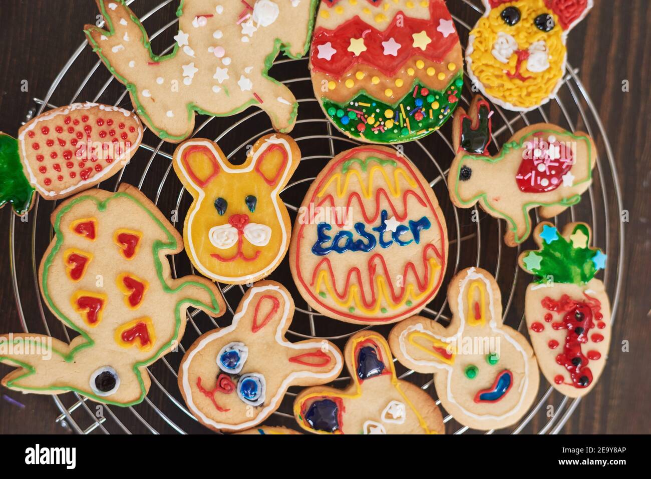 Hochwinkel Blick auf Ostern Lebkuchen Cookies auf dem Tablett Bereit für den Urlaub Stockfoto