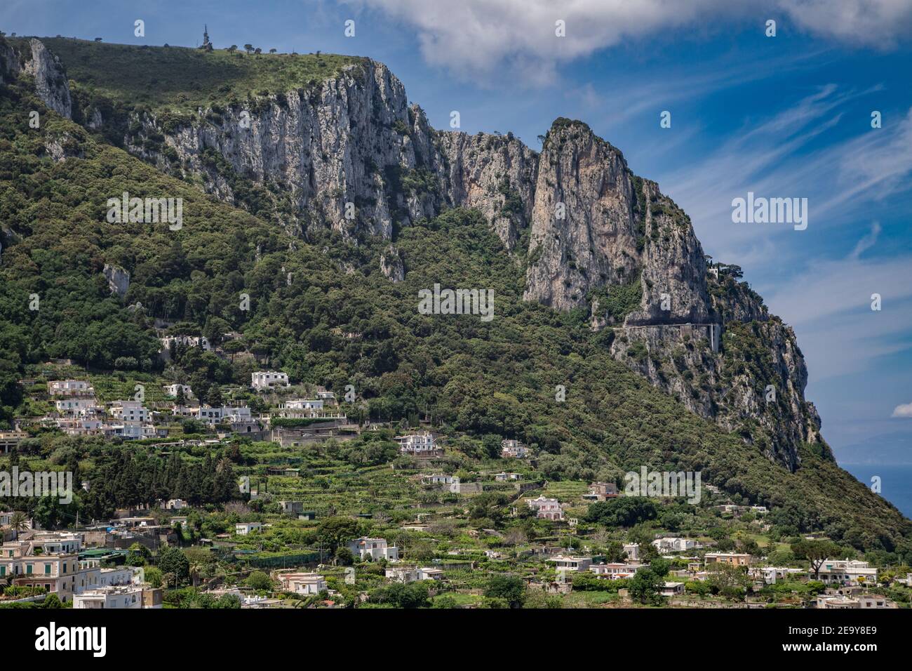 Landschaft mit Dorf und Bergen in der Nähe von Marina Grande auf der Insel Capri, Tyrrhenisches Meer, Italien Stockfoto