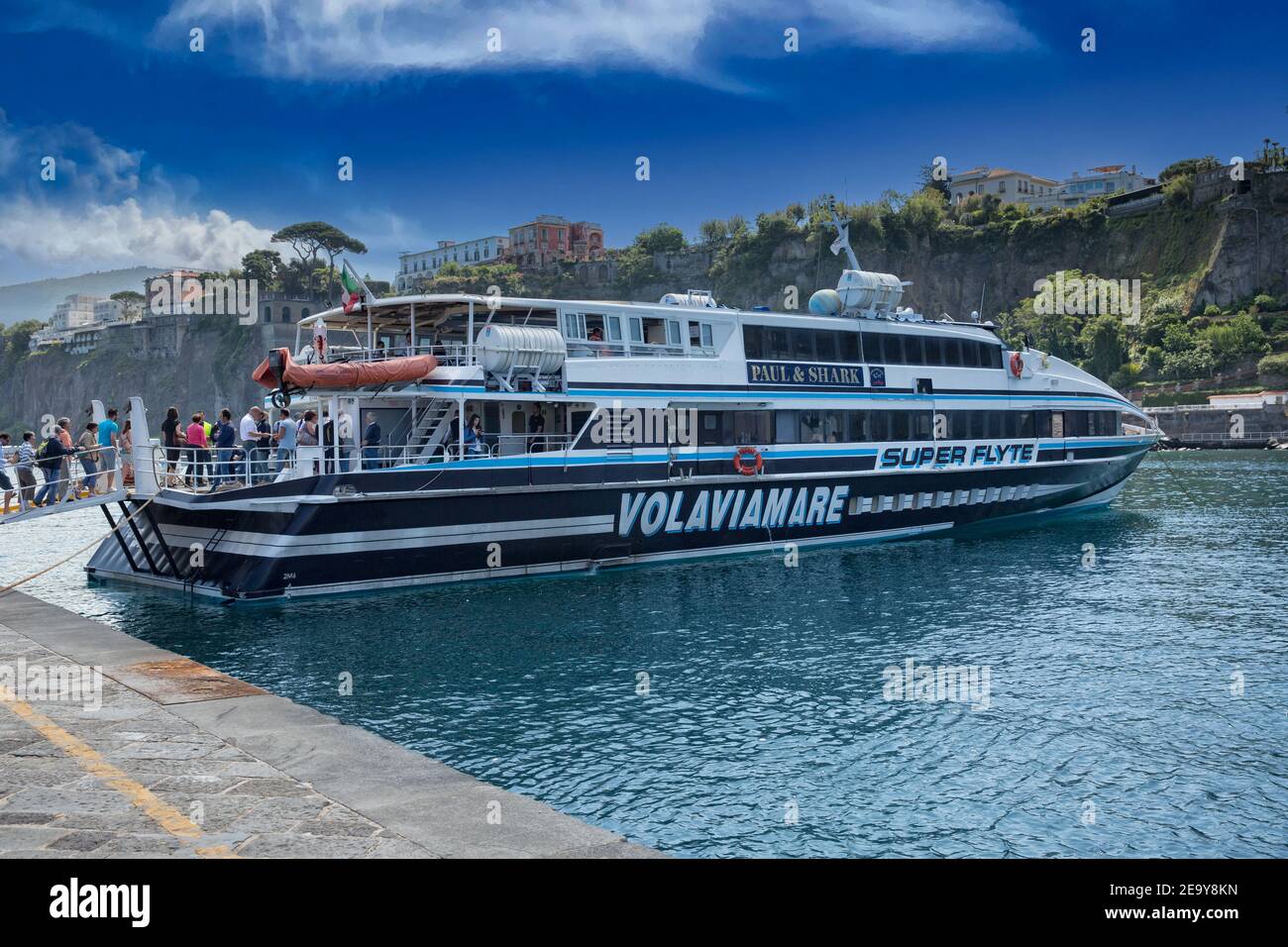 Sorrento, Kampanien, Amalfiküste, Italien - Mai 18 2016: Personen, die in Sorrento eine Fähre auf der Insel Capri besteigen. Stockfoto