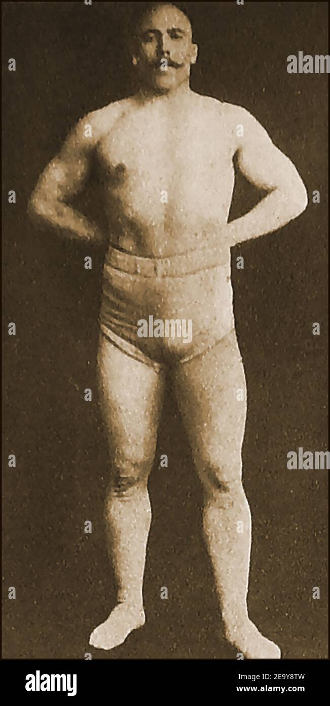 1906. Wrestler Madrali 'The Terrible Turk', der in einer der 1st Wrestling Boughts in Olympia, London, kämpfte. VEREINIGTES KÖNIGREICH. Echter Name Yusuf İsmail, aka Youssouf Ishmaelo, Yusuf Ismail the terrible Turk, Şumnulu Yusuf Pehlivan, Madrali und Koca Yusuf war ein professioneller Wrestler und starker Mann, der als einer der drei stärksten Männer in der Welt seiner Zeit eingestuft wurde. Bei den Olympischen Sommerspielen 1908 in London wurden neun Herren-Wrestling-Events in vier Gewichtsklassen im griechisch-römischen Wrestling und fünf Gewichten im Freestyle-Wrestling ausgetragen. Stockfoto