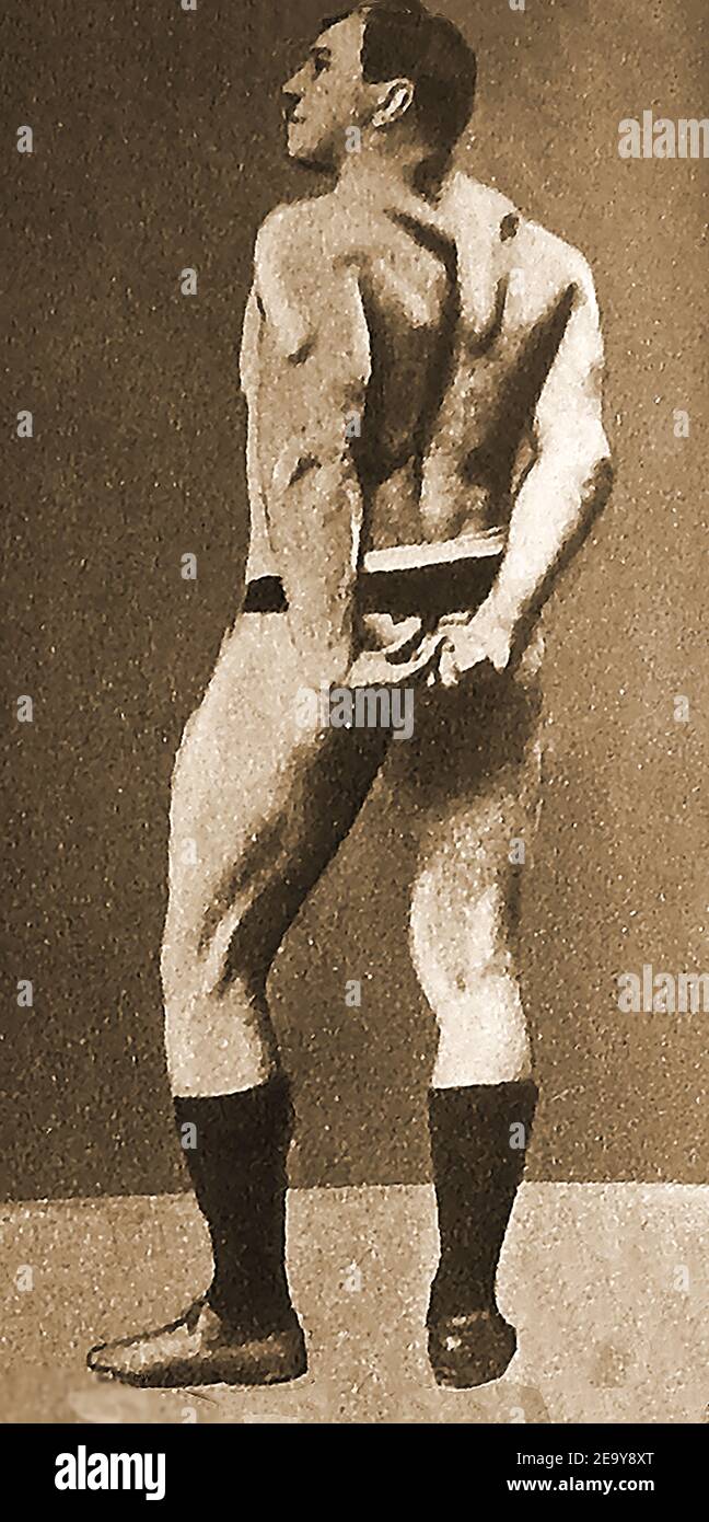 1906 George Hackenscmidt, der in einer der 1st Wrestling Boughts in Olympia, London, kämpfte. VEREINIGTES KÖNIGREICH. Geboren Georg Karl Julius Hackenschmidt ( 1877 – 1968) in Estland; er war auch bekannt als "der große Hackenschmidt. Der starke Mann des frühen 20th. Jahrhunderts, professioneller Wrestler, Sportphilosoph und Autor ist als erster Schwergewichtsweltmeister des professionellen Wrestlings anerkannt. Bei den Olympischen Sommerspielen 1908 in London wurden neun Herren-Wrestling-Events in vier Gewichtsklassen im griechisch-römischen Wrestling und fünf Gewichten im Freestyle-Wrestling ausgetragen Stockfoto