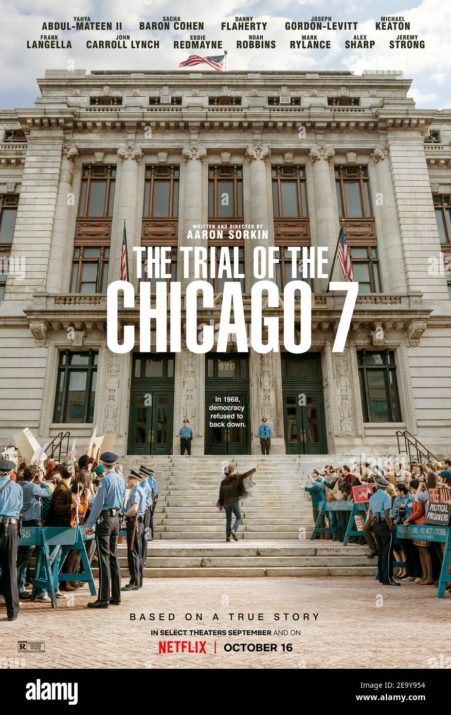 The Trial of the Chicago 7 (2020) unter der Regie von Aaron Sorkin mit Eddie Redmayne, Alex Sharp und Sacha Baron Cohen. Die Geschichte von 7 Personen, die vor Gericht gestellt wurden, stammt aus verschiedenen Anklagepunkten im Zusammenhang mit dem Aufstand bei der Democratic National Convention 1968 in Chicago, Illinois. Stockfoto